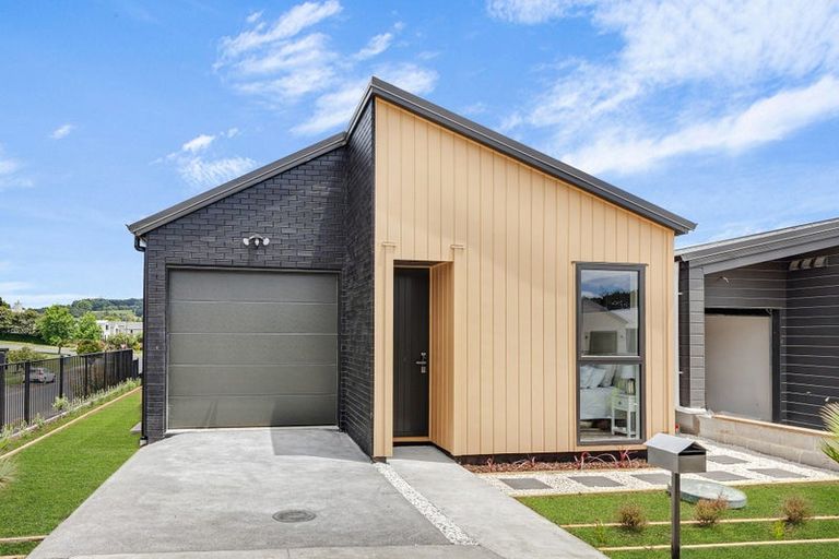 Photo of property in 1 Taukahiwi Road, Pukekohe, 2120