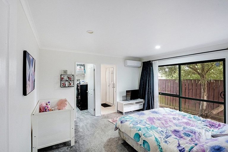 Photo of property in 17 Glenveagh Park Drive, Weymouth, Auckland, 2103