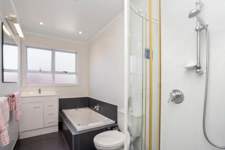 Photo of property in 15 Tiki Street, New Lynn, Auckland, 0600