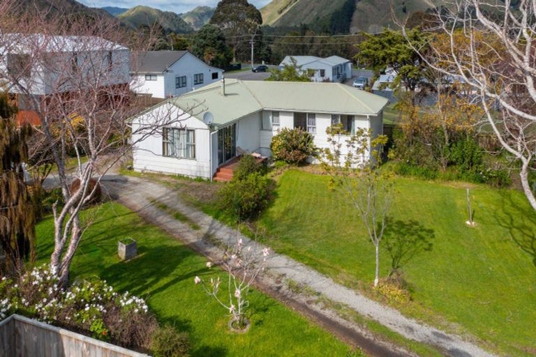 Photo of property in 18 Utauta Street, Waikanae, 5036