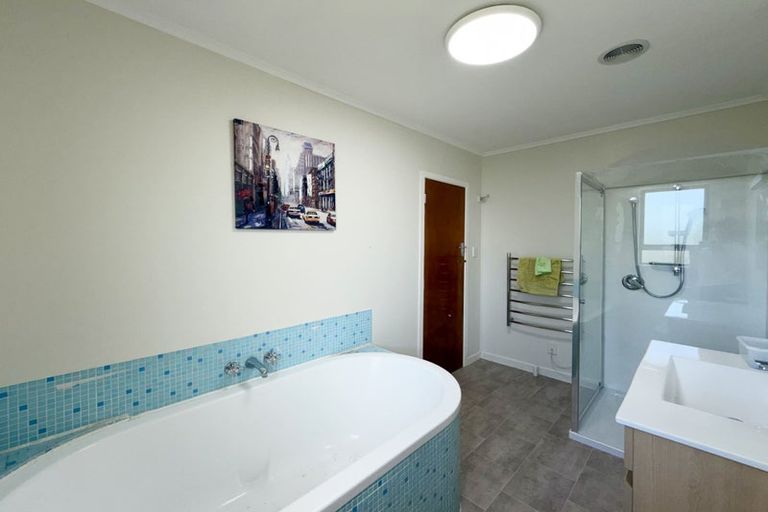 Photo of property in 55 La Rosa Street, Green Bay, Auckland, 0604