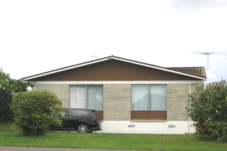 Photo of property in 2/130 Te Atatu Road, Te Atatu South, Auckland, 0610
