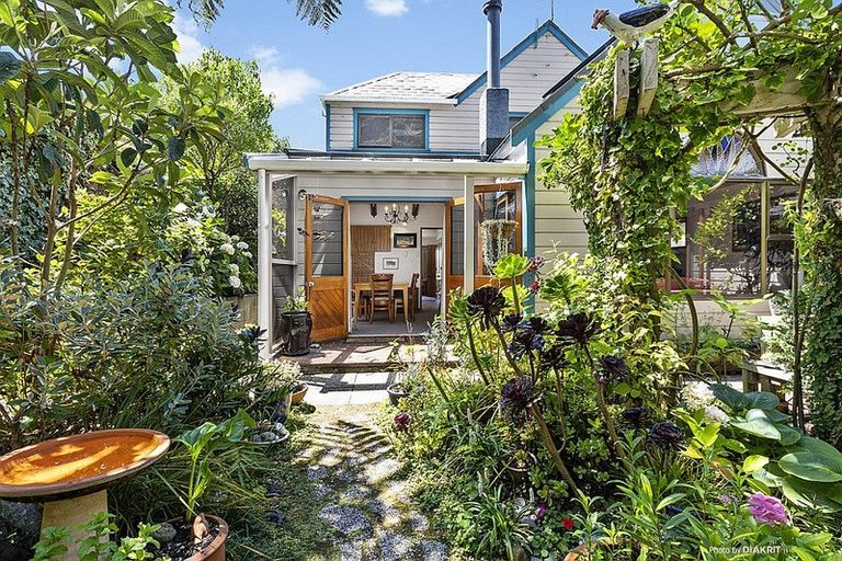 Photo of property in 146 Breaker Bay Road, Breaker Bay, Wellington, 6022