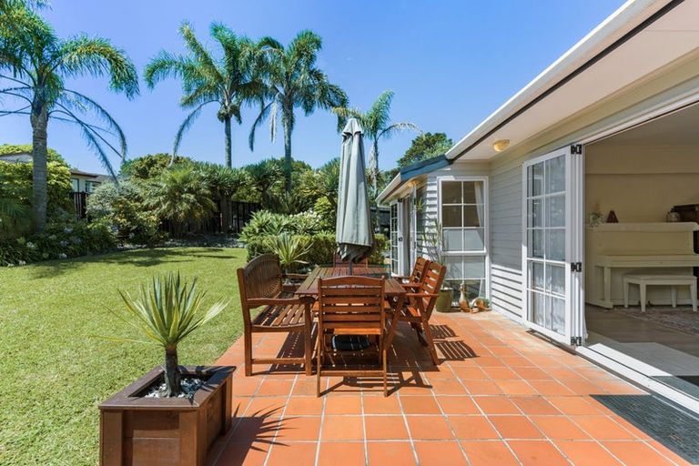 Photo of property in 3a Leiden Place, Totara Vale, Auckland, 0629