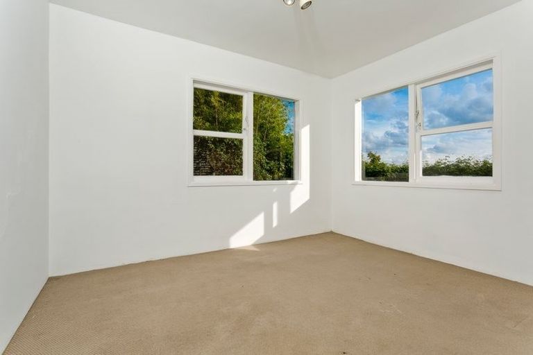 Photo of property in 2/20 Pemberton Avenue, Bayview, Auckland, 0629