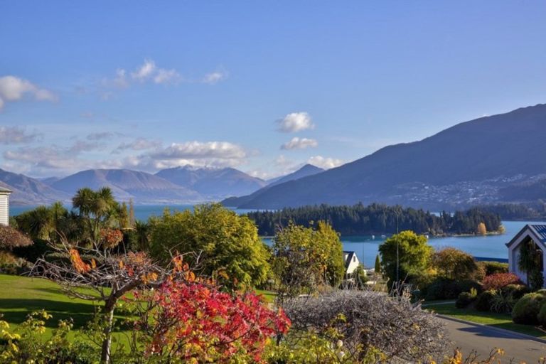 Photo of property in 14 Milward Place, Kelvin Heights, Queenstown, 9300