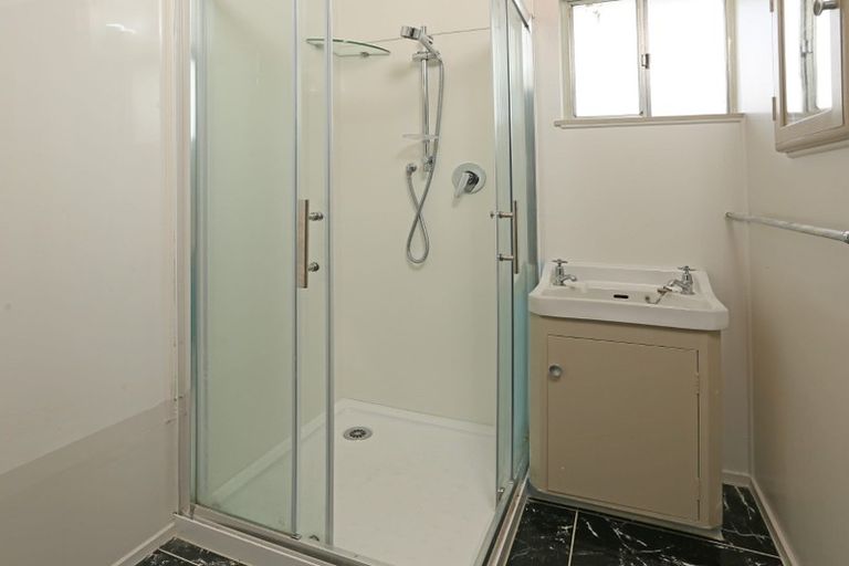 Photo of property in 1/130 Te Atatu Road, Te Atatu South, Auckland, 0610