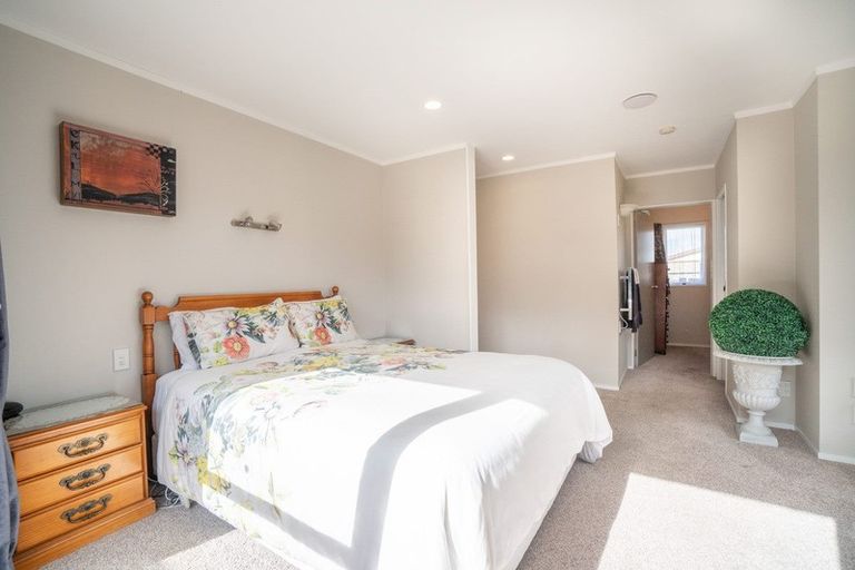 Photo of property in 42 Suzanne Grove, Kelvin Grove, Palmerston North, 4414