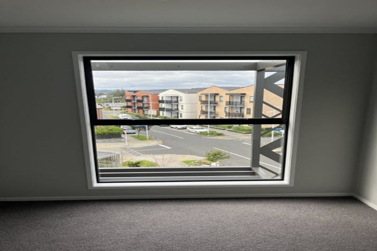 Photo of property in 4/1 Ko Roa Lane, Hobsonville, 0616