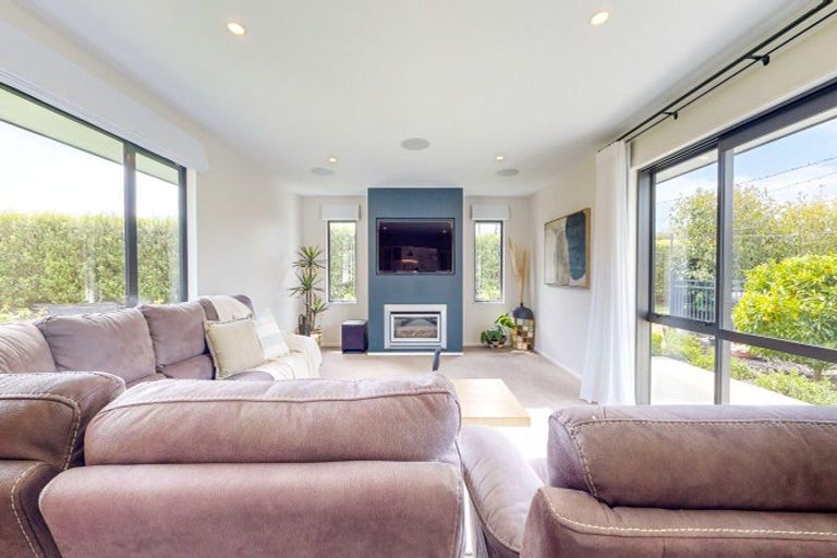 Photo of property in 12 Calderwood Close, Waiuku, 2123