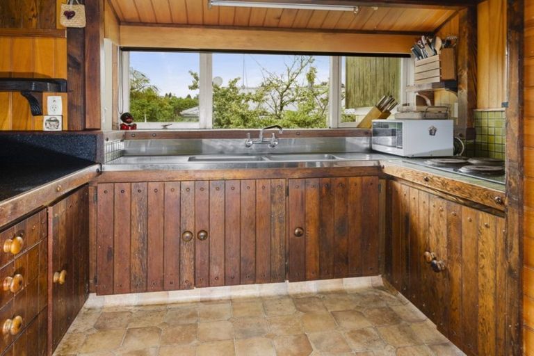 Photo of property in 130 Verran Road, Birkdale, Auckland, 0626