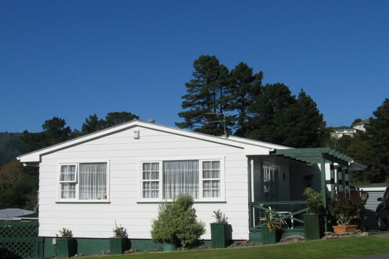 Photo of property in 2 Waipuna Grove, Stokes Valley, Lower Hutt, 5019