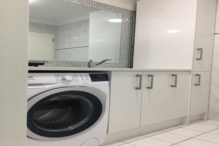 Photo of property in 3 Searidge Rise, West Harbour, Auckland, 0618