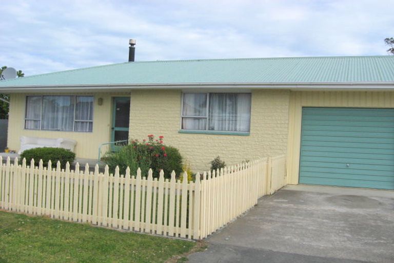 Photo of property in 2 Douglas Road, Amberley, 7410