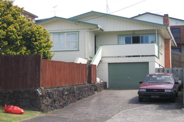 Photo of property in 1/8 Woodall Place, Totara Vale, Auckland, 0627
