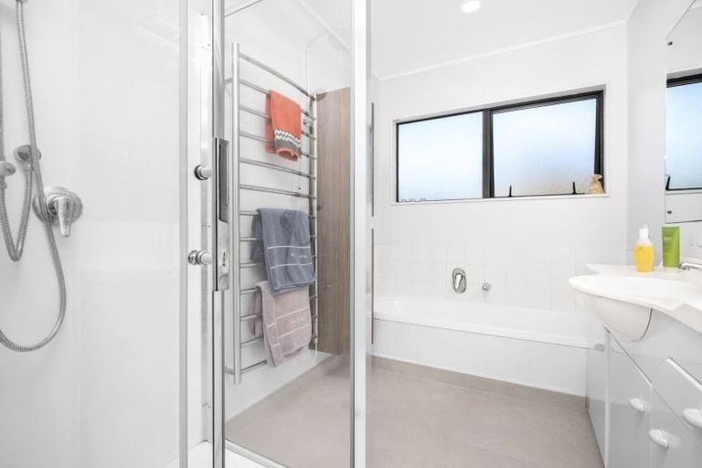 Photo of property in 1/24 Capilano Place, Glenfield, Auckland, 0629