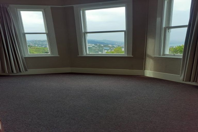 Photo of property in 30 Apuka Street, Brooklyn, Wellington, 6021