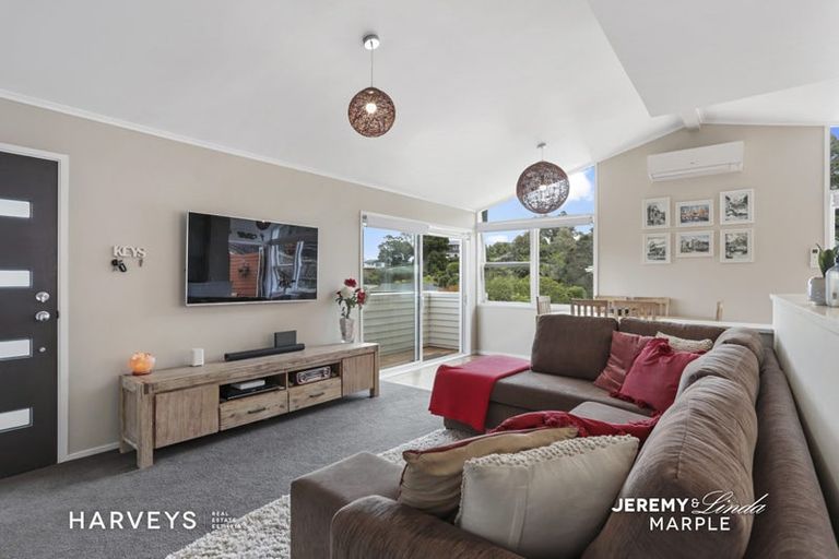 Photo of property in 21 Scotstoun Place, Glen Eden, Auckland, 0602