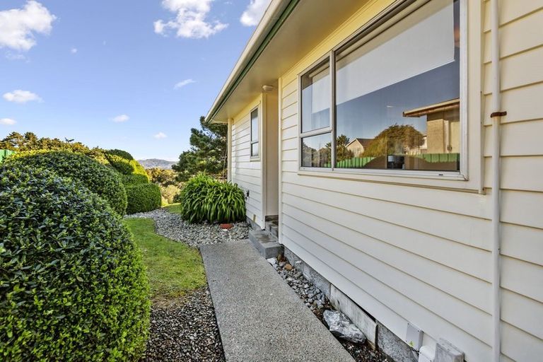 Photo of property in 27b Chetwode Grove, Newlands, Wellington, 6037