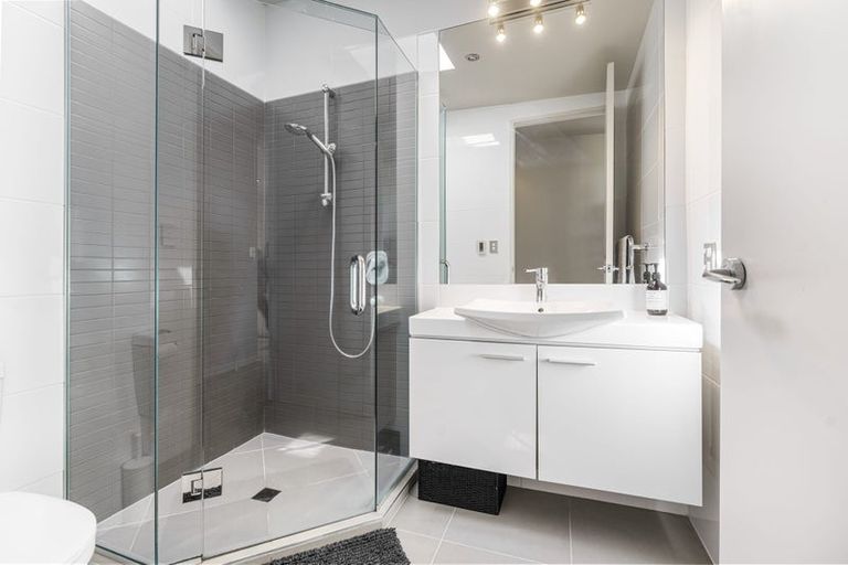 Photo of property in 18a Eastcliffe Road, Castor Bay, Auckland, 0620