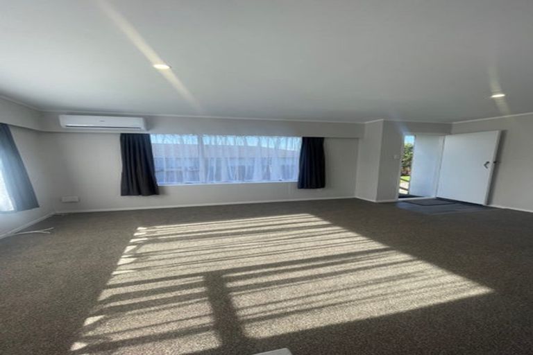 Photo of property in 1/8 Darlington Place, Glendene, Auckland, 0602