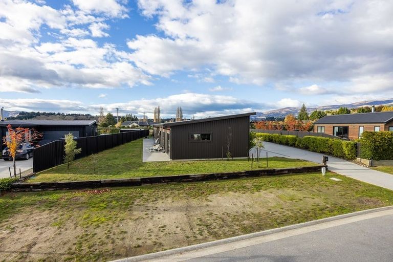 Photo of property in 19 Kingfisher Crescent, Albert Town, Wanaka, 9305