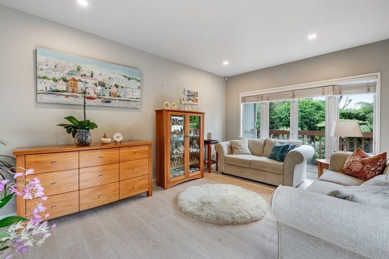 Photo of property in 15 Springwater Vale, Unsworth Heights, Auckland, 0632