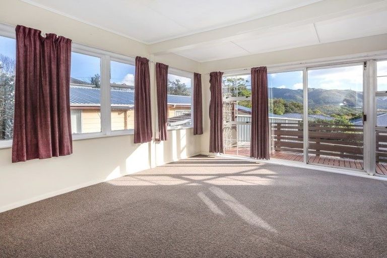 Photo of property in 48 Collins Avenue, Tawa, Wellington, 5028