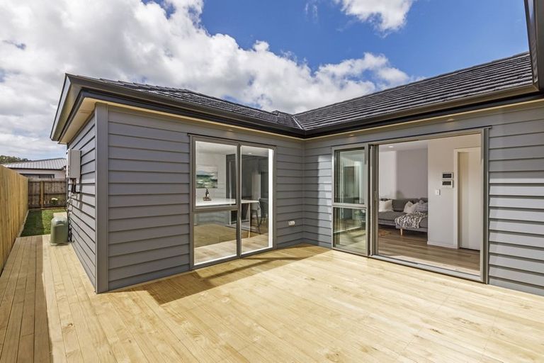 Photo of property in 33 Lumbarda Drive, Kumeu, 0810