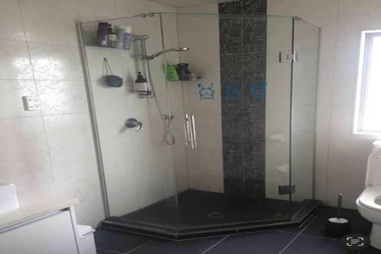 Photo of property in 20 Harrowglen Drive, Northcross, Auckland, 0632