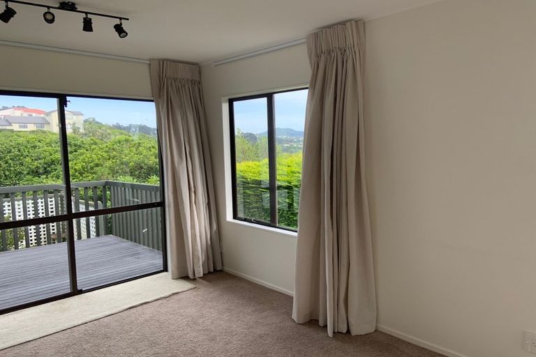 Photo of property in 6 Ashton Fitchett Drive, Brooklyn, Wellington, 6021