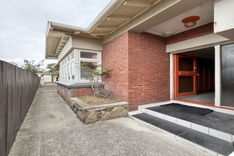 Photo of property in 98 Endeavour Street, Lyall Bay, Wellington, 6022