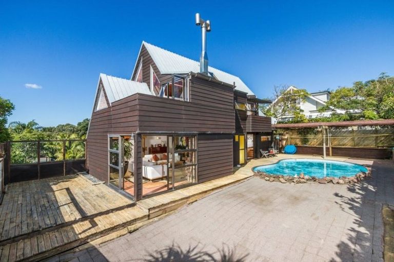 Photo of property in 18 Tiri Road, Milford, Auckland, 0620