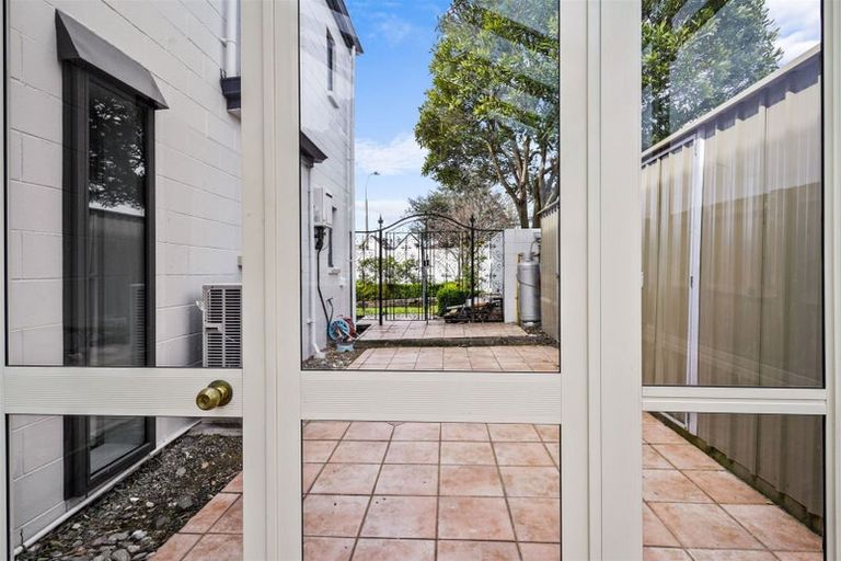 Photo of property in 1 Farnham Place, Ilam, Christchurch, 8041