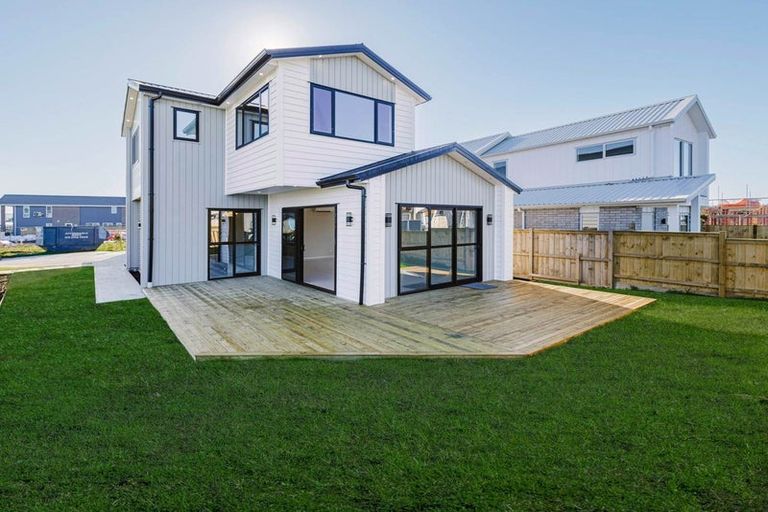 Photo of property in 1 Whata Street, Clarks Beach, 2122