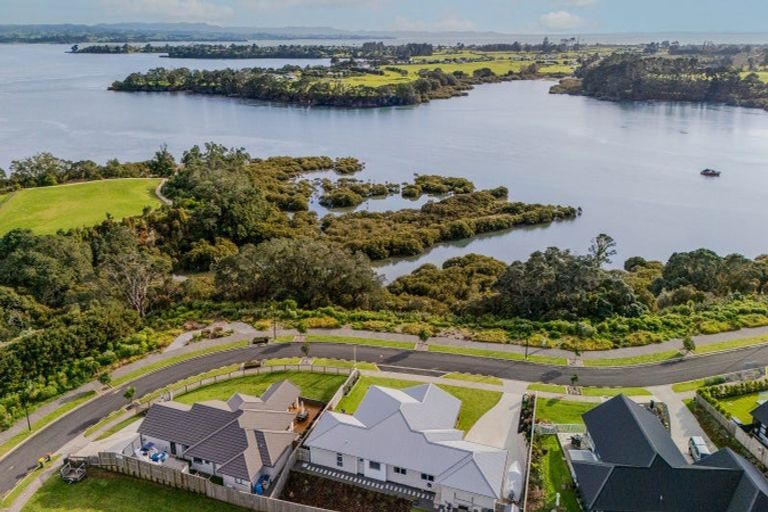 Photo of property in 32 Omahuru Road, Glenbrook, 2681