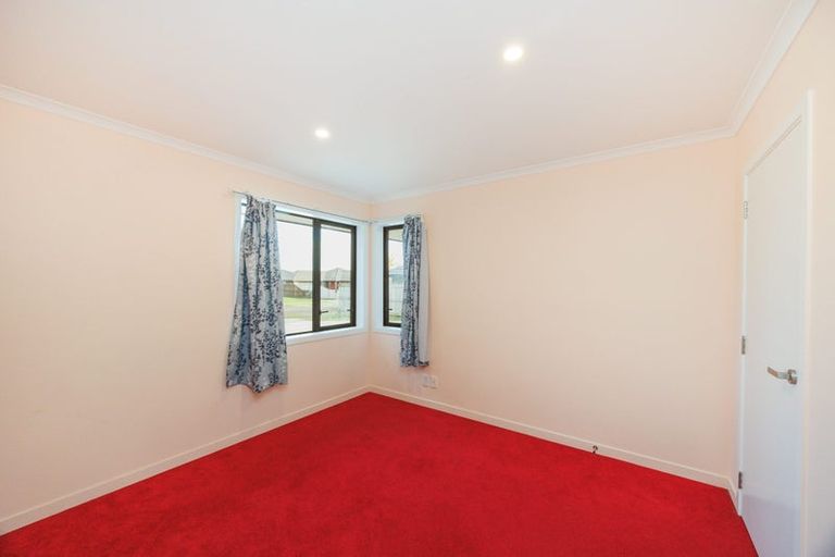 Photo of property in 5 Cyprus Place, Fitzherbert, Palmerston North, 4410