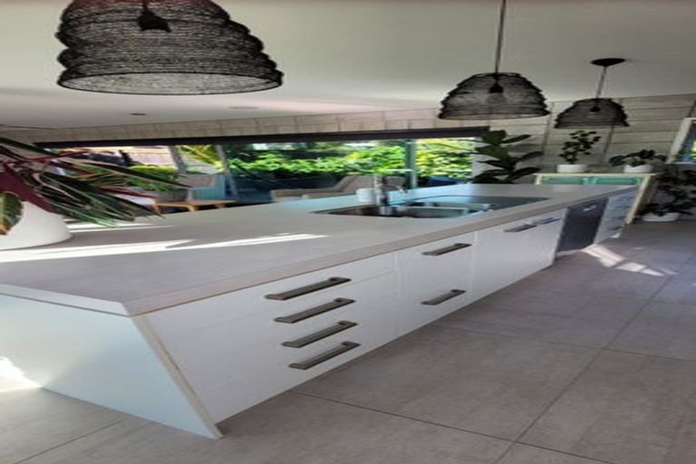 Photo of property in 28 Veale Road, Frankleigh Park, New Plymouth, 4310