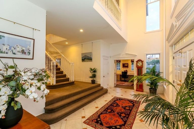 Photo of property in 1 Kawaroa Lane, New Plymouth, 4310