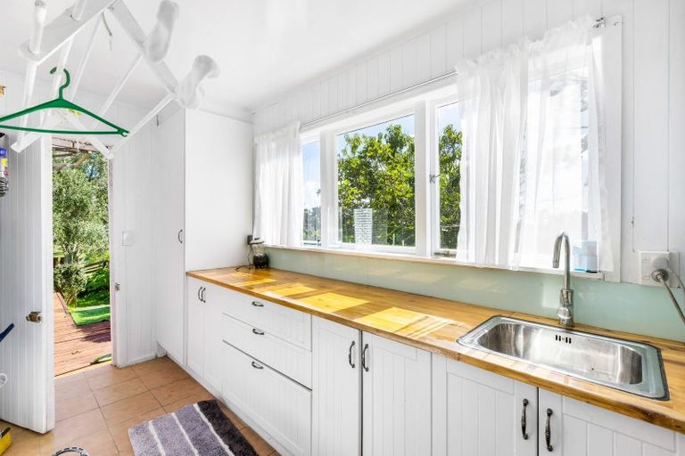 Photo of property in 98 Hanham Road, Kumeu, 0891