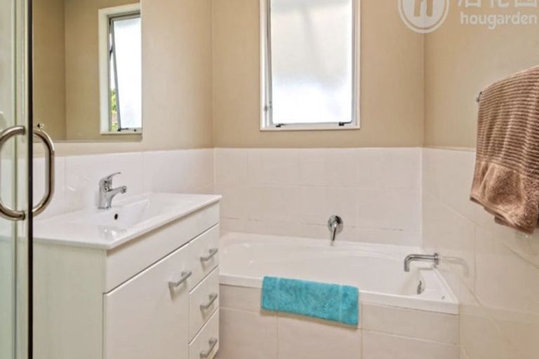 Photo of property in 27 Lambrown Drive, Totara Vale, Auckland, 0629