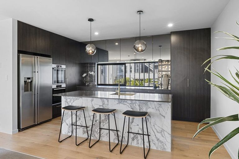 Photo of property in 2/11a Baring Terrace, Strandon, New Plymouth, 4312