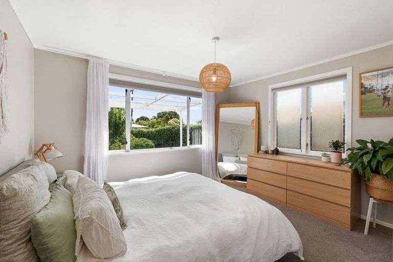 Photo of property in 10 Edgerton Road, Te Atatu Peninsula, Auckland, 0610
