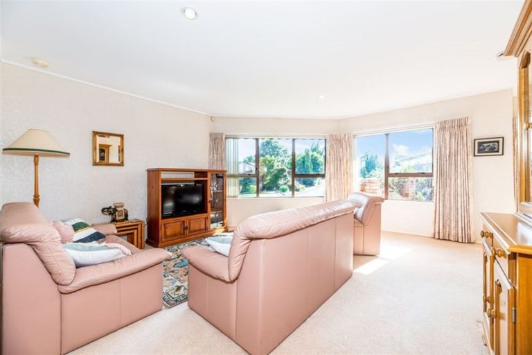 Photo of property in 2 Bosnyak Drive, Te Atatu South, Auckland, 0610