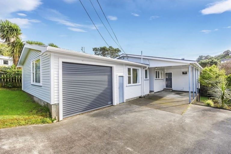 Photo of property in 140 Broderick Road, Johnsonville, Wellington, 6037