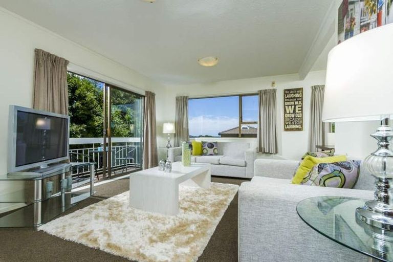 Photo of property in 1/5 Clematis Avenue, Murrays Bay, Auckland, 0630