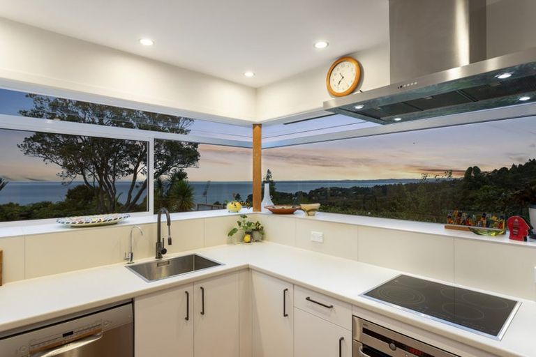 Photo of property in 98 Takahe Road, Titirangi, Auckland, 0604