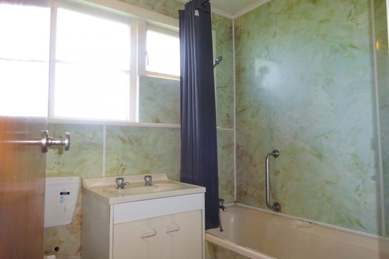 Photo of property in 15 Churchill Crescent, Foxton, 4814