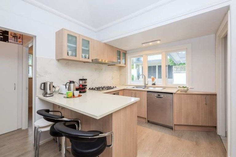 Photo of property in 1/28 Rangitoto Terrace, Milford, Auckland, 0620