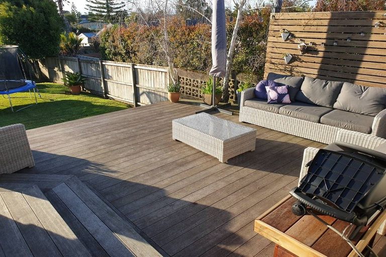 Photo of property in 33 Vodanovich Road, Te Atatu South, Auckland, 0610